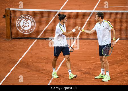 Pierre-Hugues Herbert (L) e Nicolas Mahut di Francia durante la finalissima doppia maschile al Roland-Garros (Open francese), torneo di tennis Grand Slam su J Foto Stock