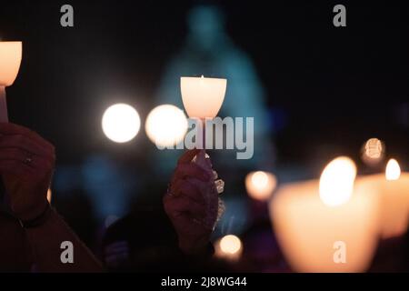 Washington, Stati Uniti d'America. 13 maggio 2022. I membri delle forze dell'ordine e le famiglie detengono candele durante l'annuale Candlelight Vigil 34th, un evento che onorerà gli ufficiali delle forze dell'ordine caduti al National Peace Officers Memorial sul fronte occidentale del Campidoglio degli Stati Uniti, 13 maggio 2022 a Washington, D.C. credito: Shane T. McCoy/U.S. Marshalls Office/Alamy Live News Foto Stock