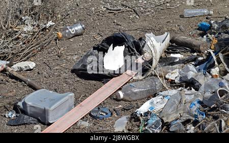 Rifiuti scaricati lungo Alameda Creek Trail a Union City, California Foto Stock