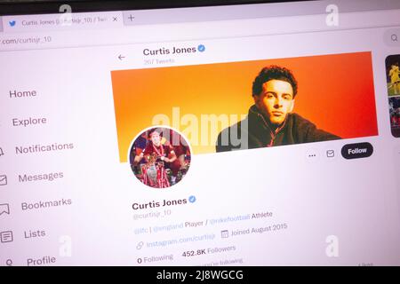 KONSKIE, POLONIA - 18 maggio 2022: Account Twitter ufficiale Curtis Jones visualizzato sullo schermo del laptop Foto Stock