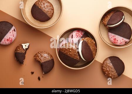 Dessert Whoopie torta in scatole su sfondo colorato Foto Stock