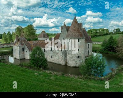 Veduta aerea del castello d'acqua Buranlure nel mezzo di un prato verde lussureggiante nella valle della Loira Foto Stock