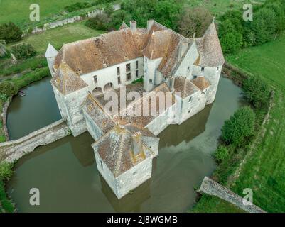 Veduta aerea del castello d'acqua Buranlure nel mezzo di un prato verde lussureggiante nella valle della Loira Foto Stock