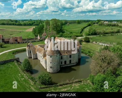 Veduta aerea del castello d'acqua Buranlure nel mezzo di un prato verde lussureggiante nella valle della Loira Foto Stock