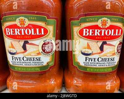 Grovetown, GA USA - 04 30 22: Negozio al dettaglio spaghetti Sauce Bertolli cinque formaggi Foto Stock