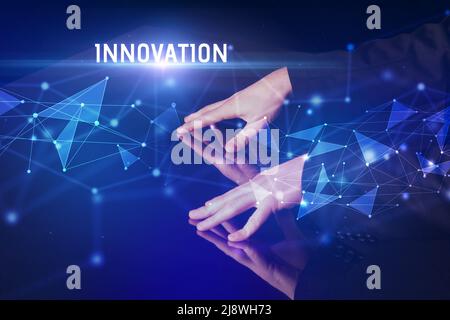Uomo d'affari che tocca il concetto enorme dello schermo Foto Stock