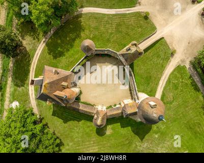 Vista di Chateau de Thoury a Saint-Pourain-sur-Besbre in Alvernia, castello feudale con alte mura fortificate a tenda che racchiude un cortile, torre d'ingresso e Foto Stock