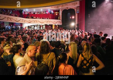 Londra, Regno Unito. Mercoledì 18 maggio, 2022. Il pubblico prima della performance di Kae Tempest al Shepherds Bush O2 Empire di Londra. Foto: Richard Grey/Alamy Live News Foto Stock