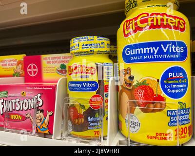 Grovetown, GA USA - 04 15 22: Vitamine su uno scaffale negozio Gummy vitamine Foto Stock