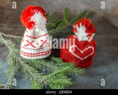 Cappelli di Natale su rami di abete. Decorazione di Natale. Atmosfera di Capodanno. Foto Stock