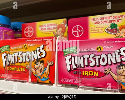 Grovetown, GA USA - 04 15 22: Vitamine su uno scaffale del negozio Flintstones Foto Stock