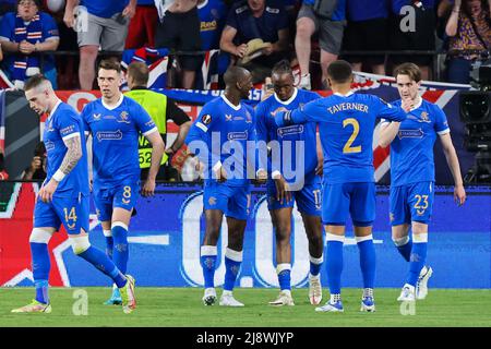 SIVIGLIA, SPAGNA - MAGGIO 18: Joe Aribo del Rangers FC festeggia con i suoi compagni di squadra dopo aver segnato i suoi lati primo gol durante la partita finale della UEFA Europa League tra Eintracht Frankfurt e Rangers FC all'Estadio Ramon Sanchez-Pizjuan il 18 maggio 2022 a Siviglia, Spagna (Foto di Dax Images/Orange Pictures) Foto Stock