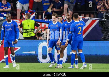 SIVIGLIA, SPAGNA - MAGGIO 18: Joe Aribo del Rangers FC festeggia con i suoi compagni di squadra dopo aver segnato i suoi lati primo gol durante la partita finale della UEFA Europa League tra Eintracht Frankfurt e Rangers FC all'Estadio Ramon Sanchez-Pizjuan il 18 maggio 2022 a Siviglia, Spagna (Foto di Dax Images/Orange Pictures) Foto Stock