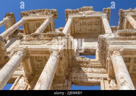Vista dal basso dell'antico edificio teatrale con colonne. Biblioteca Celso a Efeso - Selcuk, Turchia Foto Stock