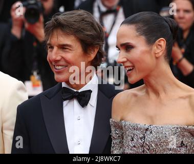 Cannes, Francia. 18th maggio 2022. Tom Cruise e Jennifer Connelly arrivano sul tappeto rosso per la proiezione di gala di Top Gun: Maverick al Festival del Cinema di Cannes 75th a Cannes, Francia. Credit: Doreen Kennedy/Alamy Live News. Foto Stock