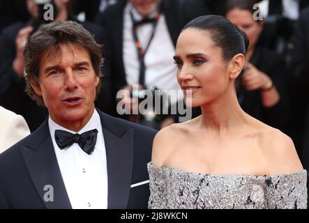 Cannes, Francia. 18th maggio 2022. Tom Cruise e Jennifer Connelly arrivano sul tappeto rosso per la proiezione di gala di Top Gun: Maverick al Festival del Cinema di Cannes 75th a Cannes, Francia. Credit: Doreen Kennedy/Alamy Live News. Foto Stock