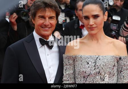 Cannes, Francia. 18th maggio 2022. Tom Cruise e Jennifer Connelly arrivano sul tappeto rosso per la proiezione di gala di Top Gun: Maverick al Festival del Cinema di Cannes 75th a Cannes, Francia. Credit: Doreen Kennedy/Alamy Live News. Foto Stock