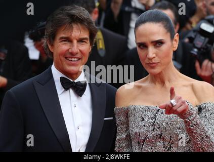 Cannes, Francia. 18th maggio 2022. Tom Cruise e Jennifer Connelly arrivano sul tappeto rosso per la proiezione di gala di Top Gun: Maverick al Festival del Cinema di Cannes 75th a Cannes, Francia. Credit: Doreen Kennedy/Alamy Live News. Foto Stock