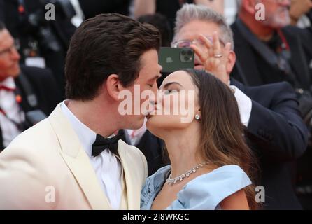 Cannes, Francia. 18th maggio, 2022.Miles Teller e Keleigh Sperry arrivano sul tappeto rosso per la proiezione di gala di Top Gun: Maverick al Festival del Cinema di Cannes 75th a Cannes, Francia. Credit: Doreen Kennedy/Alamy Live News. Foto Stock