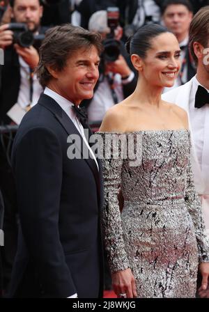 Cannes, Francia. 18th maggio 2022. Tom Cruise e Jennifer Connelly arrivano sul tappeto rosso per la proiezione di gala di Top Gun: Maverick al Festival del Cinema di Cannes 75th a Cannes, Francia. Credit: Doreen Kennedy/Alamy Live News. Foto Stock