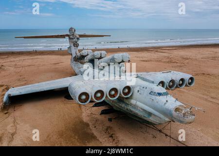 Abbandonato sovietico classe Lun ekranoplan sulla costa del Mar Caspio, vista aerea. Foto Stock