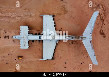 Abbandonato sovietico classe Lun ekranoplan sulla costa del Mar Caspio, vista aerea. Foto Stock