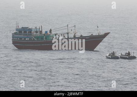 Golfo dell'Oman, acque internazionali. 16th maggio 2022. Golfo dell'Oman, acque internazionali. 16 maggio 2022. Una squadra di interdizione della Marina degli Stati Uniti dal cacciatorpediniere missilistico guidato USS Momsen si affaccia su un peschereccio che trasporta narcotici illegali, 16 maggio 2022 nel Golfo di Oman. La nave contrabbando $39 milioni di dollari di metanfetamine illegali. Credit: MC3 Lily Gebauer/USCG/Alamy Live News Foto Stock