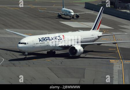 Un Air France Boeing 777 passeggeri in aereo taxi presso l'aeroporto internazionale di San Francisco, California. Foto Stock