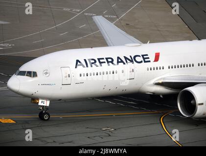 Un Air France Boeing 777 passeggeri in aereo taxi presso l'aeroporto internazionale di San Francisco, California. Foto Stock