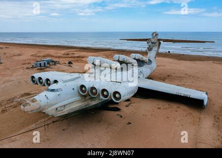 Abbandonato sovietico classe Lun ekranoplan sulla costa del Mar Caspio, vista aerea. Foto Stock