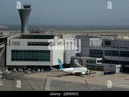 Un aereo passeggeri WestJet in un cancello all'aeroporto internazionale di San Francisco a San Francisco, California. Foto Stock