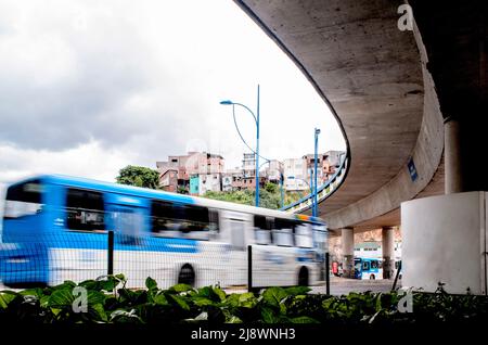 Bus catturato in movimento a bassa velocità sulla strada. Città di Salvador, Bahia, Brasile. Foto Stock