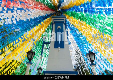 Vista di una piazza decorata per la Festa Junina de Sao Joao nella città di Taperoa in Bahia, Brasile. Foto Stock