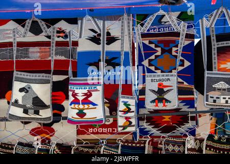 Ecuador, Quito. Mercato Otavalo. Souvenir tessili ecuadoriani tradizionali. Foto Stock