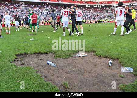 Stoccarda, Germania. 14th maggio 2022. Raen martoriato, Platz dopo Platzstorm. Calcio 1st Bundesliga stagione 2021/2022, 34.matchday, matchday34. VFB Stuttgart-1.FC Cologne 2-1, on 05/14/2022, Mercedes Benz Arena Stuttgart Credit: dpa/Alamy Live News Foto Stock