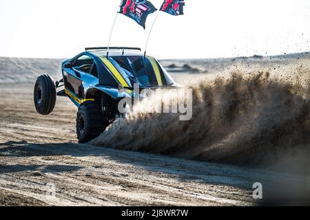 Doha, Qatar, 23 febbraio 2018: Fuoristrada buggy tra le dune di sabbia del deserto del Qatar. Foto Stock