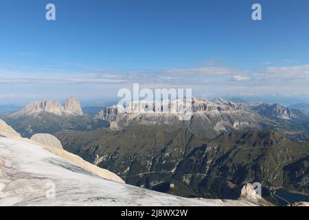 La vista dalla cima della Marmolada sui gruppi Langkofel-Sassolungo e Sella Dolomite, Trentino-Alto Adige, Italia. Foto Stock