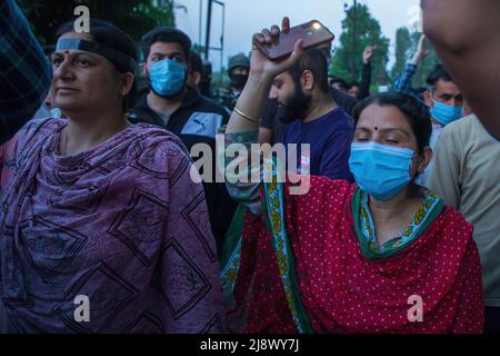 Srinagar, India. 17th maggio 2022. Gli indù Kashmiri, localmente conosciuti come 'pandit' si riuniscono durante la protesta a Budgam contro l'uccisione di Rahul Bhat un dipendente del governo che è stato ucciso da ribelli sospetti all'interno del suo ufficio a Chadoora Budgam. Mentre le autorità indiane hanno assicurato alla comunità Kashmiri Pandit che tutti i lavori e le questioni relative alla sicurezza saranno risolti tra una settimana, la comunità richiede il trasferimento dalla regione del Kashmir il più presto possibile, dicendo che non possono rischiare la loro vita per lavoro. Credit: SOPA Images Limited/Alamy Live News Foto Stock