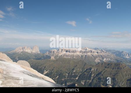 La vista dalla cima della Marmolada sui gruppi Langkofel-Sassolungo e Sella Dolomite, Trentino-Alto Adige, Italia. Foto Stock