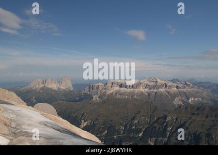 La vista dalla cima della Marmolada sui gruppi Langkofel-Sassolungo e Sella Dolomite, Trentino-Alto Adige, Italia. Foto Stock