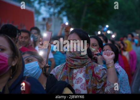 Gli indù Kashmiri, localmente noti come 'pandit' urlano slogan durante la protesta a Budgam contro l'uccisione di Rahul Bhat un dipendente del governo che è stato ucciso da sospettati ribelli all'interno del suo ufficio a Chadoora Budgam. Mentre le autorità indiane hanno assicurato alla comunità Kashmiri Pandit che tutti i lavori e le questioni relative alla sicurezza saranno risolti tra una settimana, la comunità richiede il trasferimento dalla regione del Kashmir il più presto possibile, dicendo che non possono rischiare la loro vita per lavoro. (Foto di Faisal Bashir/SOPA Images/Sipa USA) Foto Stock