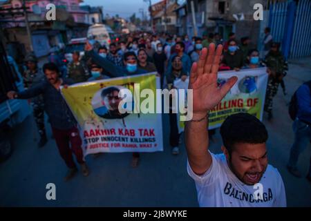 Gli indù Kashmiri, localmente noti come 'pandit' urlano slogan durante la protesta a Budgam contro l'uccisione di Rahul Bhat un dipendente del governo che è stato ucciso da sospettati ribelli all'interno del suo ufficio a Chadoora Budgam. Mentre le autorità indiane hanno assicurato alla comunità Kashmiri Pandit che tutti i lavori e le questioni relative alla sicurezza saranno risolti tra una settimana, la comunità richiede il trasferimento dalla regione del Kashmir il più presto possibile, dicendo che non possono rischiare la loro vita per lavoro. (Foto di Faisal Bashir/SOPA Images/Sipa USA) Foto Stock