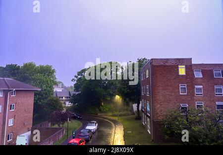 Brighton UK 19th May 2022 - Sheet Lightning illumina i cieli sopra l'area del Queens Park di Brighton questa sera facendolo sembrare come la luce del giorno mentre le tempeste attraversano il sud-est dell'Inghilterra: Credit Simon Dack / Alamy Live News Foto Stock