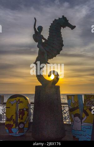 Ragazzo sul cavalluccio marino, Puerto Vallarta, Messico Foto Stock