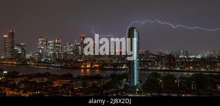 Londra, Regno Unito. 19th maggio 2022. UK Weather: Fulmini colpisce sopra Canary Wharf edifici nella parte est di Londra come avvisi meteo gialli sono emessi per l'Inghilterra meridionale dal MET Office durante la settimana in corso di ondate di calore. Credit: Guy Corbishley/Alamy Live News Foto Stock