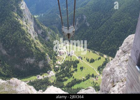 Veduta aerea della stazione a valle di Malga Ciapela dalla funivia di Marmoalada, Rocca Pietore, Dolomiti, provincia di Belluno, Veneto, Italia. Foto Stock