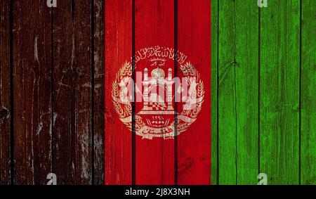 Vista dall'alto della vecchia bandiera dell'Afghanistan dipinta su Dark Wooden Fence, muro. patriot e concetto di viaggio. Nessun flagpole. Progettazione di piani, layout. Contrassegna sfondo Foto Stock