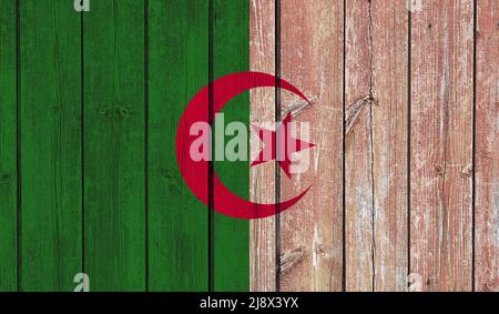 Vista dall'alto della vecchia bandiera di Algeria dipinta su recinzione di legno scuro, muro. patriot e concetto di viaggio. Senza flagpole. Progettazione di piani, layout. Contrassegna sfondo Foto Stock