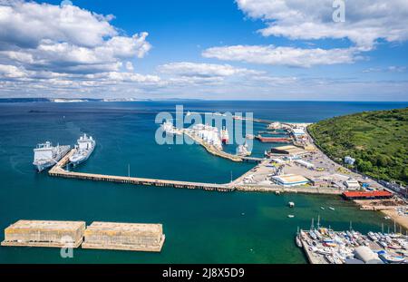 Porto di Portland e molo per navi da crociera da un drone, Weymouth, Dorset, Inghilterra, Inghilterra Foto Stock