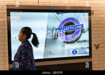 Digital Adverts annuncia che la linea Elizabeth viene lanciata il 24th maggio 2022 attraverso lo schermo LED digitale di Londra Inghilterra Regno Unito Foto Stock